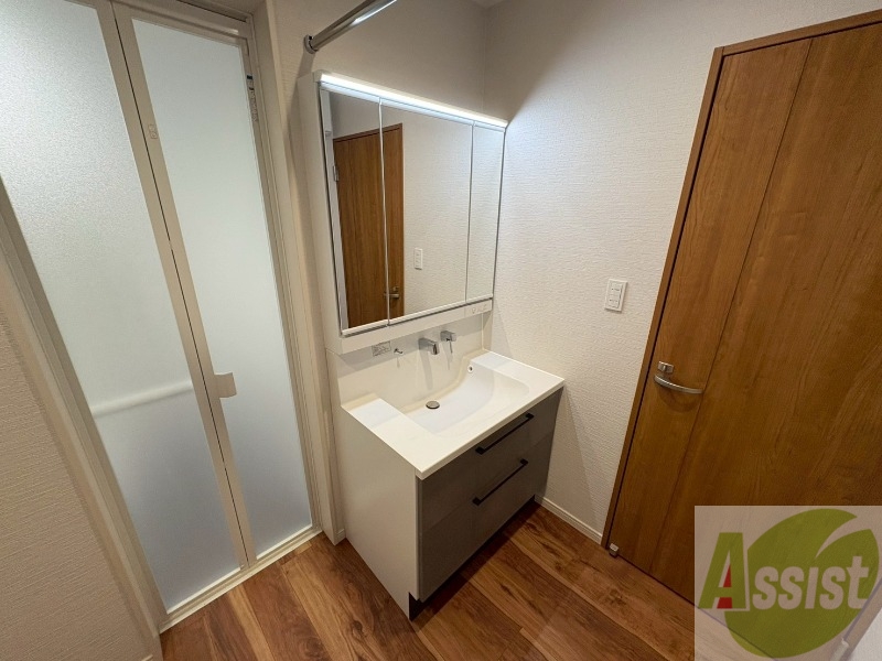 洗面設備　大きくて使いやすそうな独立洗面台になっています。