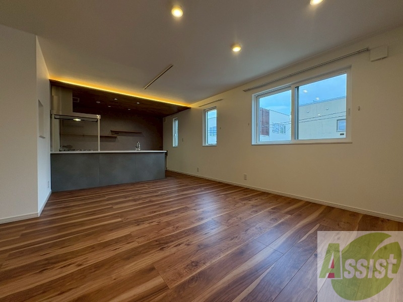 居室・リビング　リビングです。窓が大きくて明るいですね！