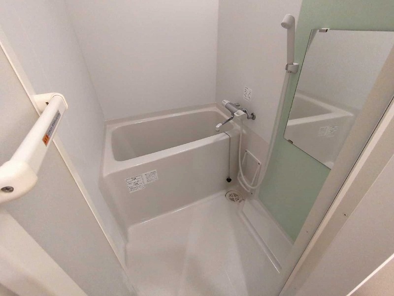 バス・シャワールーム　浴室乾燥機能付きのお風呂です。