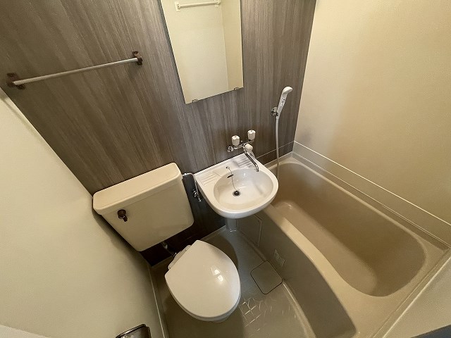 バス・シャワールーム　バスルームも木目でスタイリッシュ