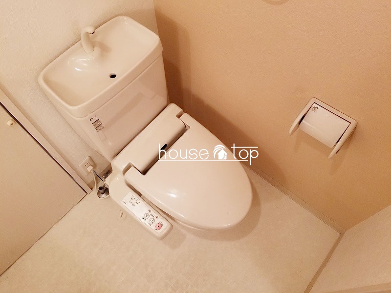 トイレ　ウォシュレット付き！水廻りもリフォーム済みです♪