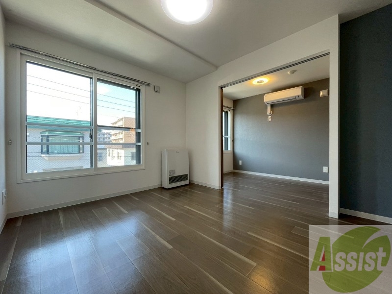 居室・リビング　エアコン付きで快適なリビングになっております！