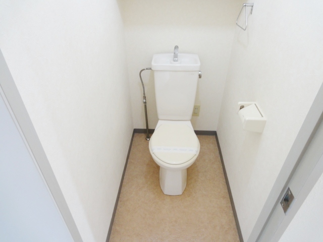 トイレ　別号室の写真です。