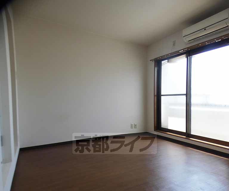 居室・リビング　落ち着いた雰囲気のお部屋です