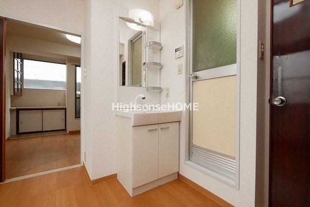 洗面設備　ゆったりとスペースのある洗面所