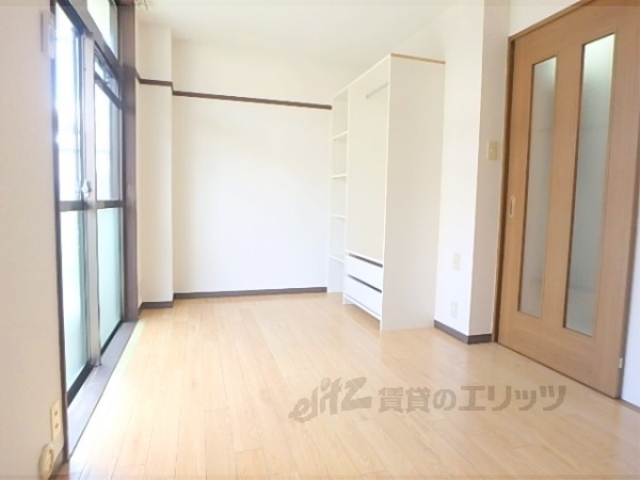 居室・リビング　６帖の洋室です