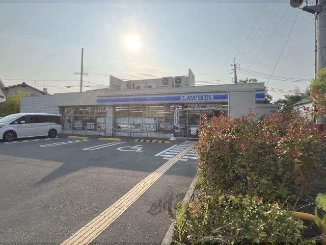 コンビニ　ローソン伊丹緑ケ丘一丁目店（コンビニ）まで650m