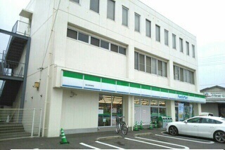 コンビニ　ファミリーマートさん（コンビニ）まで920m