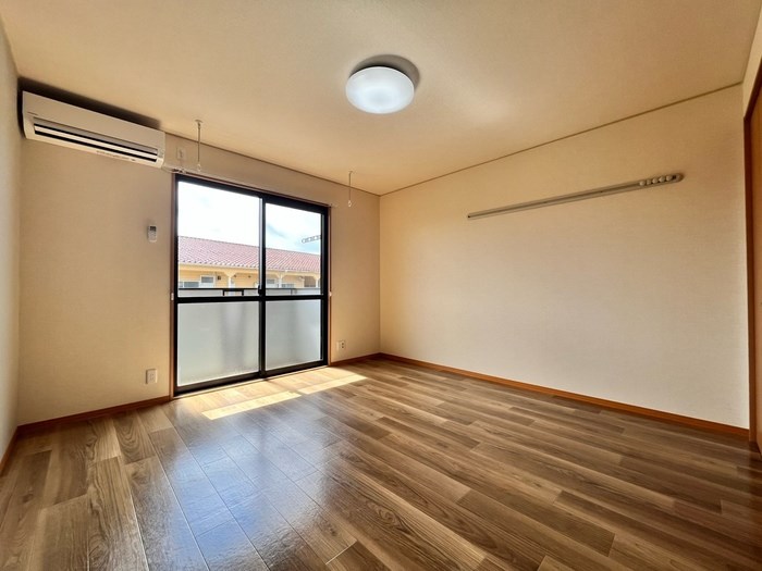 その他部屋・スペース　日当りの良いお部屋です。フローリングで掃除も楽々