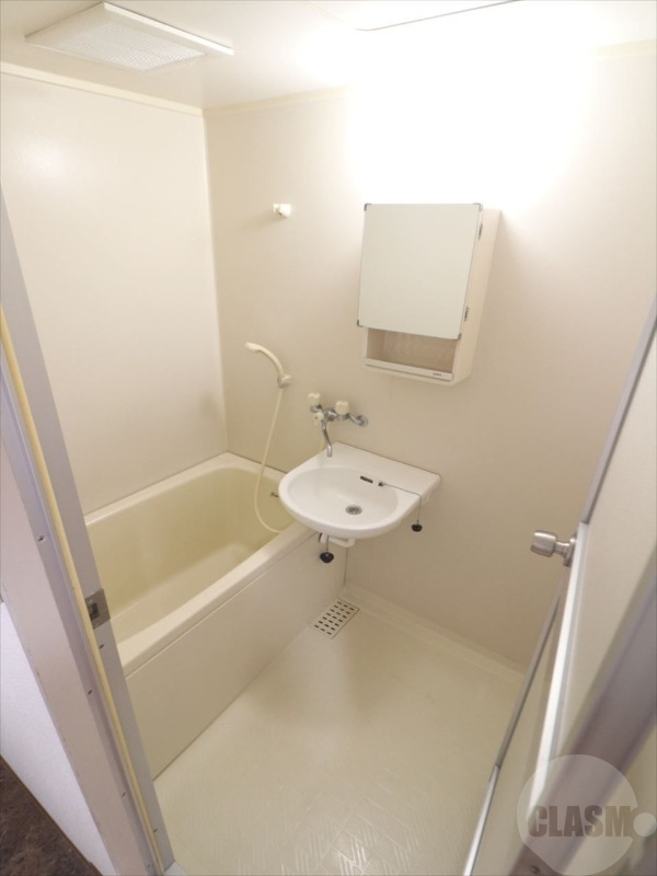 バス・シャワールーム　清潔感のあるバスルーム