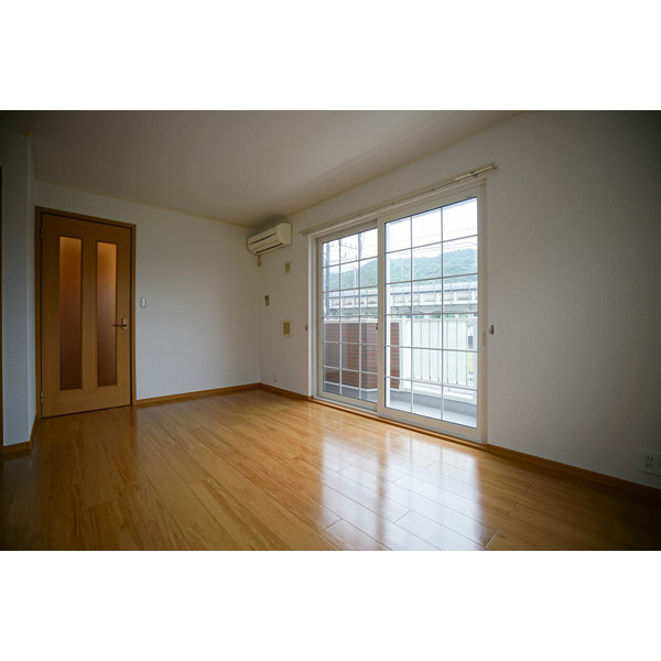 居室・リビング　同じ建物の別なお部屋