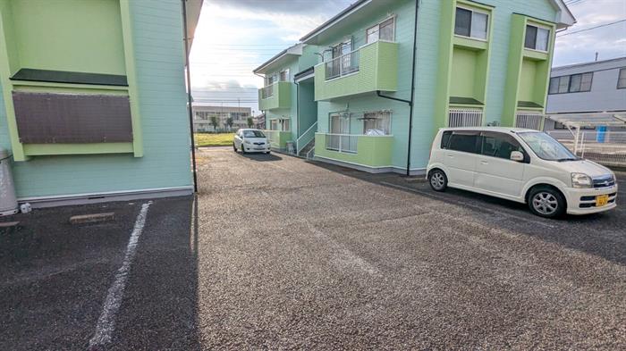 エントランス　余裕のある敷地内です