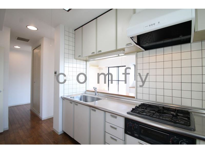 キッチン　三口グリル付きキッチン