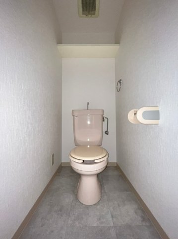 トイレ　同物件、別号室の写真です。