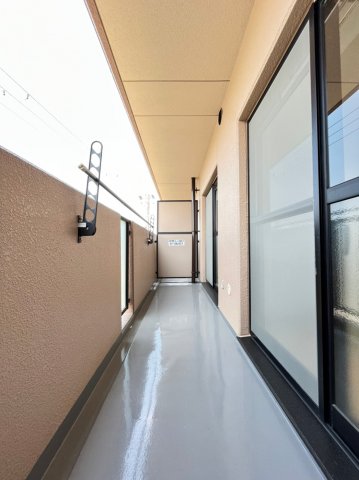 バルコニー　同物件、別号室の写真です。