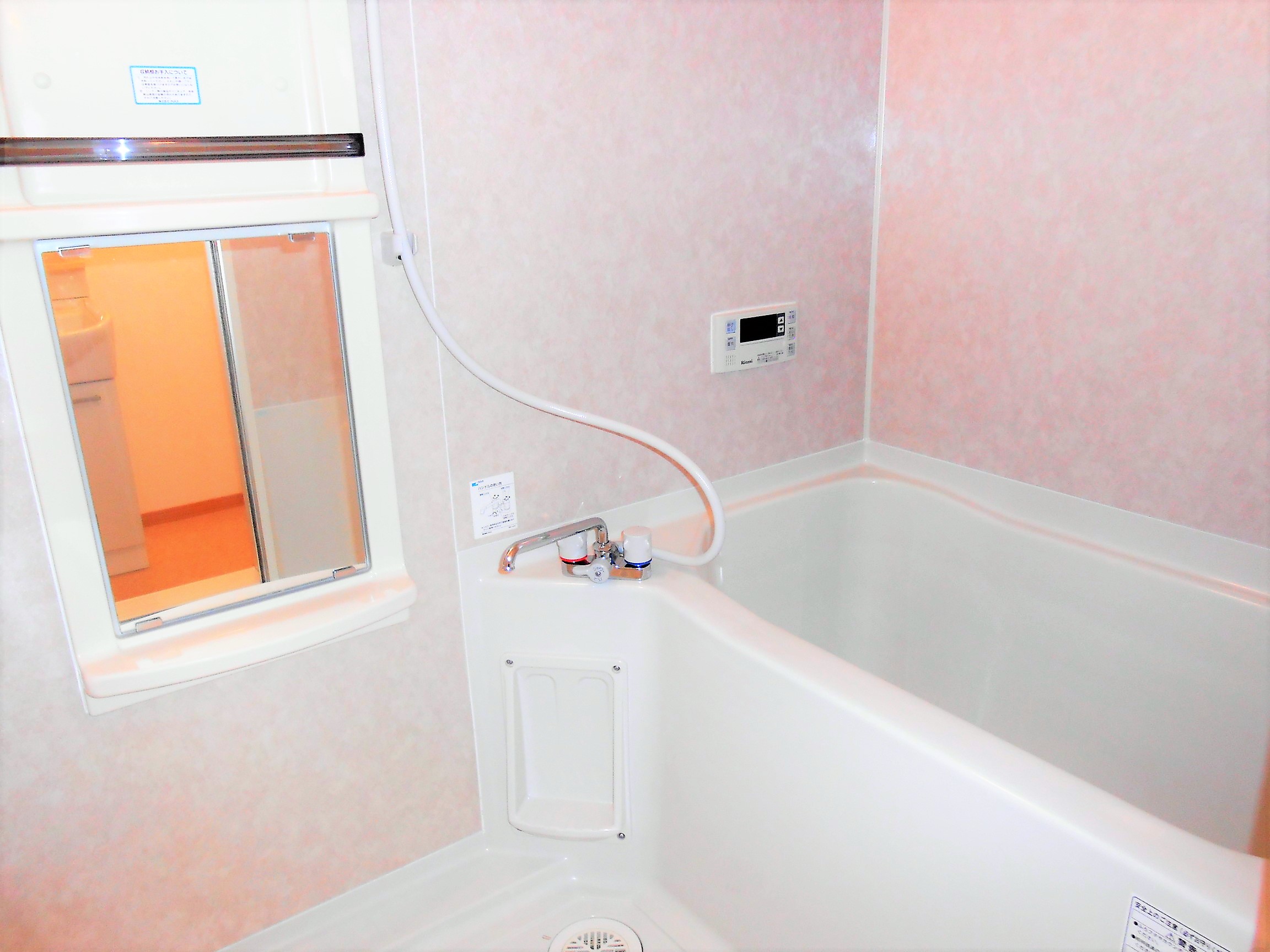 バス・シャワールーム　追い炊き機能付き。