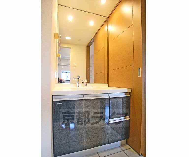 洗面設備　オシャレな洗面台です。