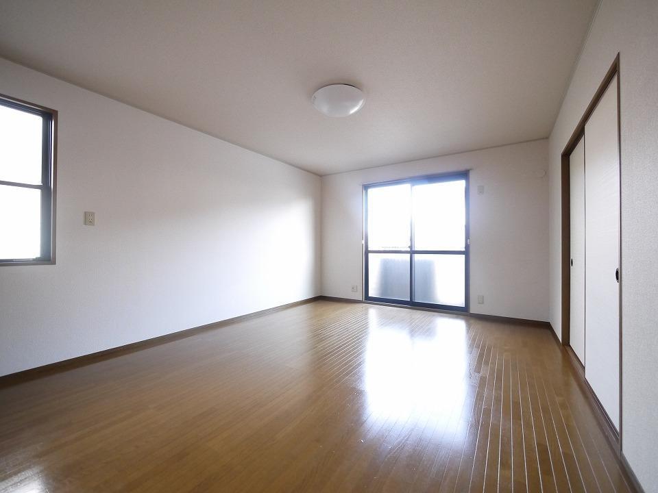 居室・リビング　南向きで日当たり良好なリビング