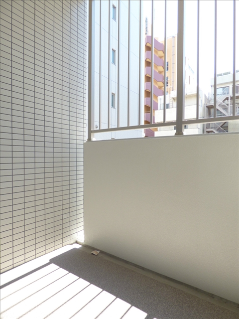 バルコニー　暖かな日差しのふりそそぐバルコニー