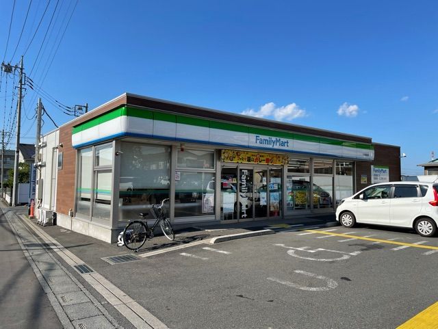 コンビニ　ファミリーマート（コンビニ）まで150m