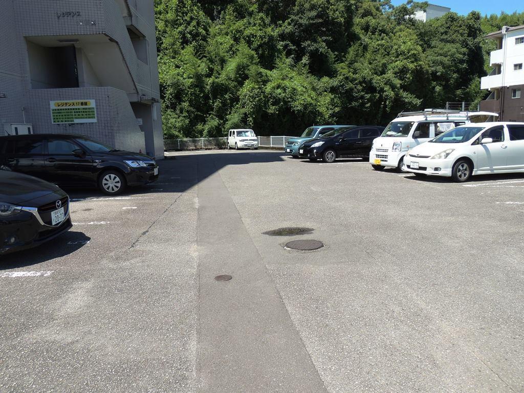 駐車場　レジデンス17番館の敷地内駐車場です。
