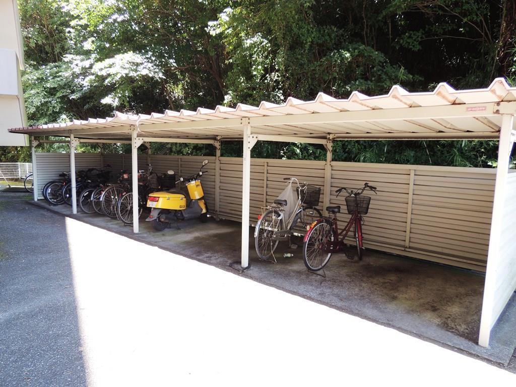 その他　レジデンス17番館の屋根付き駐輪場です。
