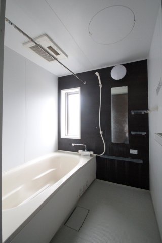 バス・シャワールーム　浴室乾燥機・追い焚きの広い浴槽です