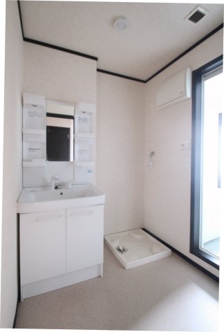 洗面設備　ゆったりとしたスペースのある洗面所