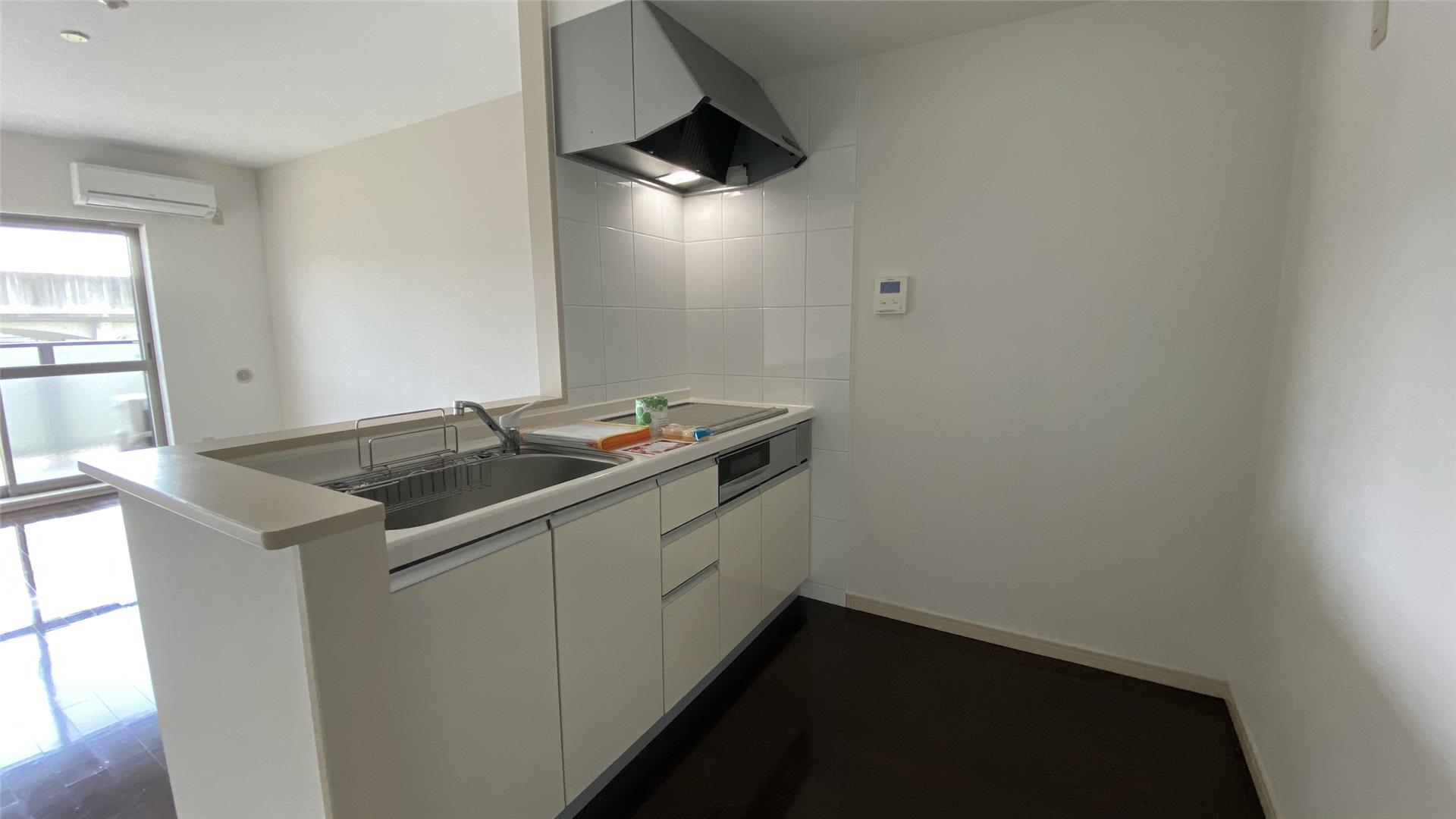 キッチン　床の色味は異なります（ベージュ）