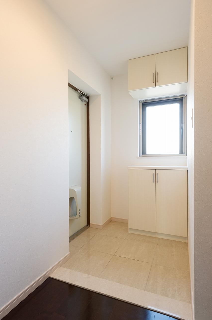 玄関　床の色味は異なります（ベージュ）