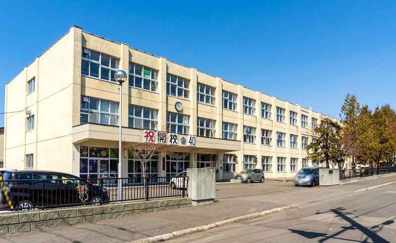 中学校　札幌市立西岡中学校（中学校）まで649m