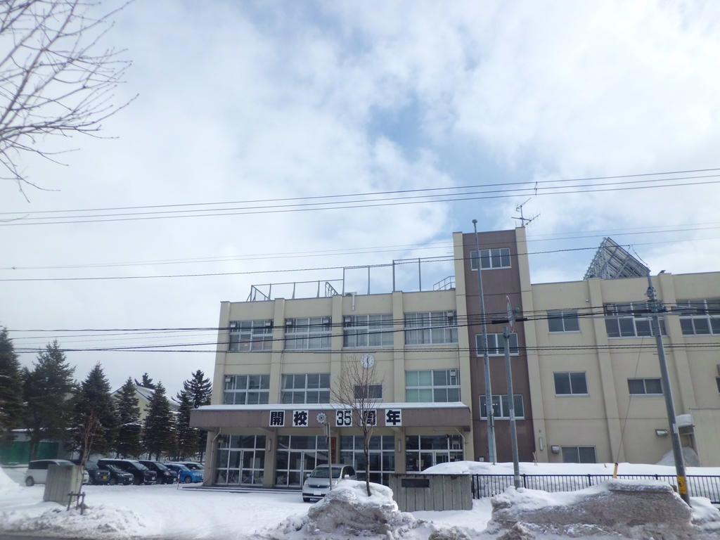 小学校　札幌市立西岡南小学校（小学校）まで464m