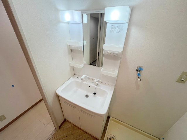 洗面設備　身支度が出来る独立洗面台です。