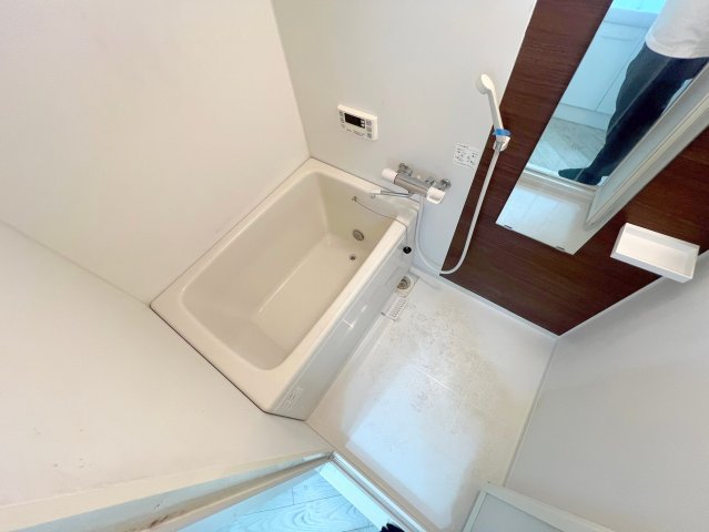 その他　広めのお風呂は一日の疲れを癒してくれます。