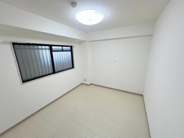 居室・リビング　白を基調とした内装でおしゃれで、落ち着ける空間です。