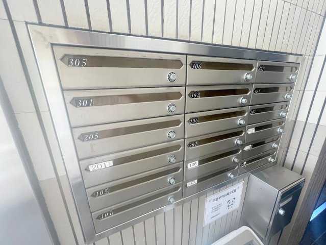 ロビー　ロビーにある各部屋毎のメールボックス。