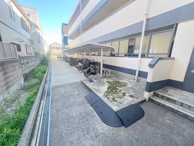 駐車場　敷地内には入居者専用の駐輪スペースもあります。