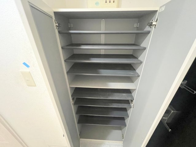 収納　大きいシューズボックスは靴がいっぱい入れれますね。