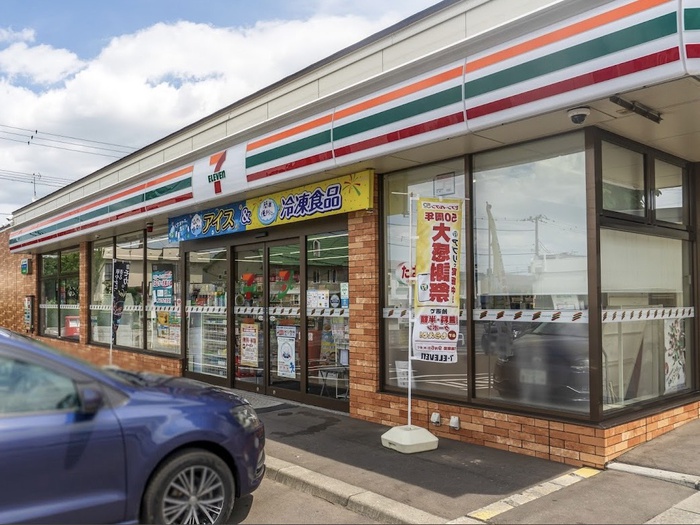 コンビニ　セブンイレブン（コンビニ）まで640m
