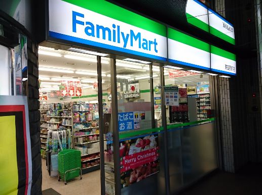 コンビニ　ファミリーマート湯島駅前店（コンビニ）まで112m