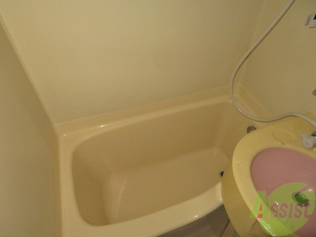 バス・シャワールーム　落ち着いたデザインのバスルーム。ゆったりできそうです。