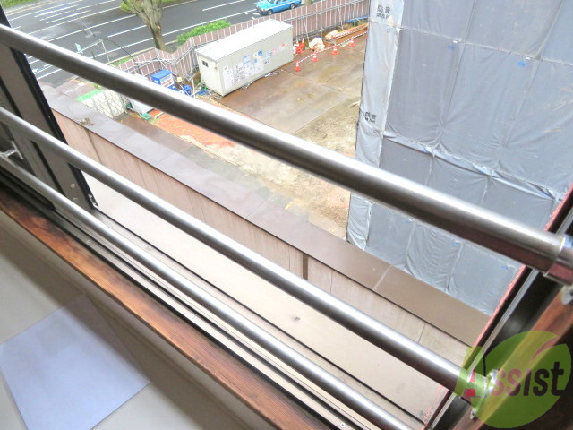 バルコニー　出窓になります。日差しも差し込み明るい印象です。