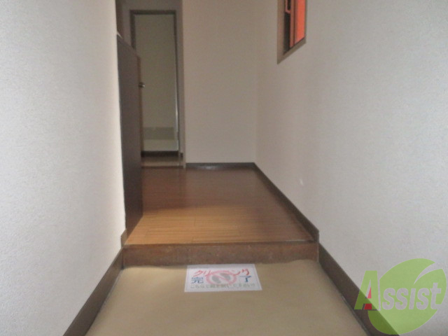 玄関　玄関から入ってすぐにお部屋が見えないので安心ですね。