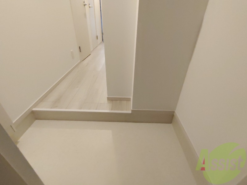 玄関　玄関からの様子になります。明るい印象ですね。