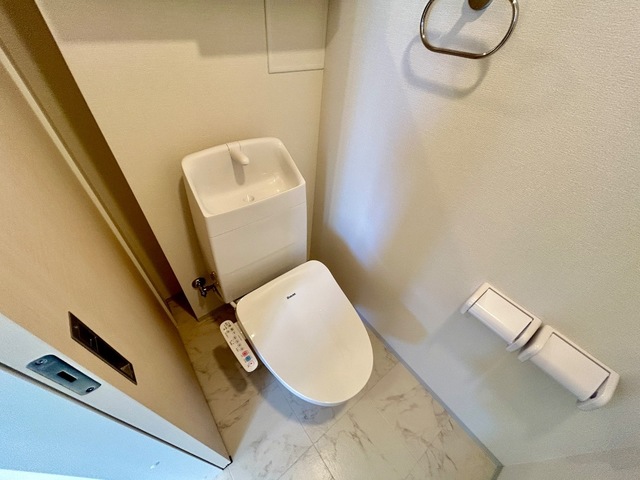 トイレ　温水洗浄便座