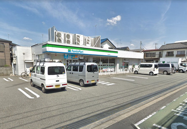 コンビニ　ファミリーマート小平学園西町店（コンビニ）まで211m