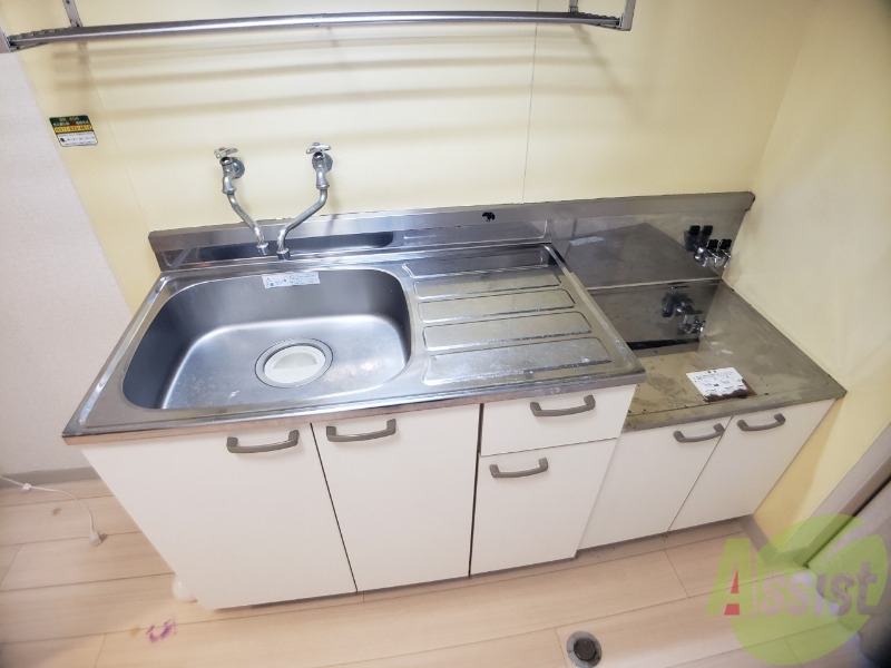 キッチン　キッチンはシックなデザインでした。洗い場も大きい。