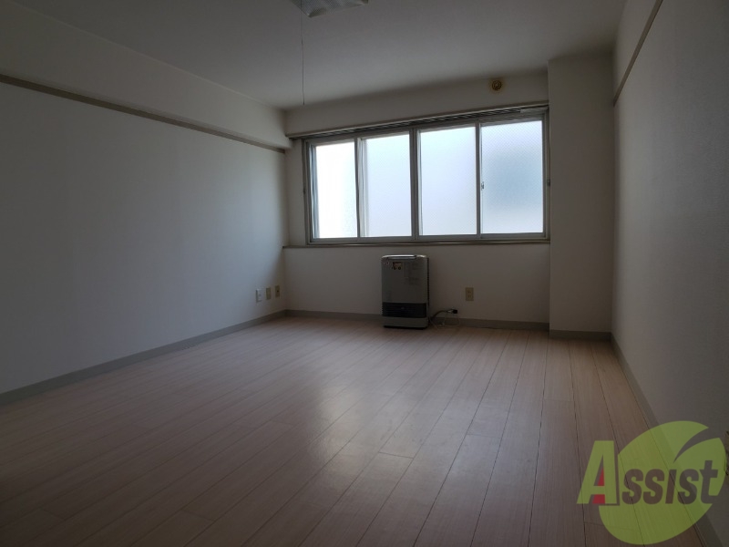 居室・リビング　１０帖の洋室が広がっています。シックで落ち着きのあるお部屋。