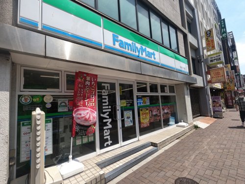 コンビニ　ファミリーマート 四谷三丁目店（コンビニ）まで376m