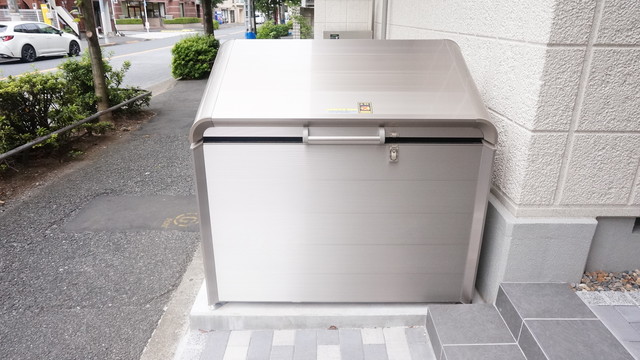 その他共有部分　ボックスタイプのごみ置き場で清潔ですね♪